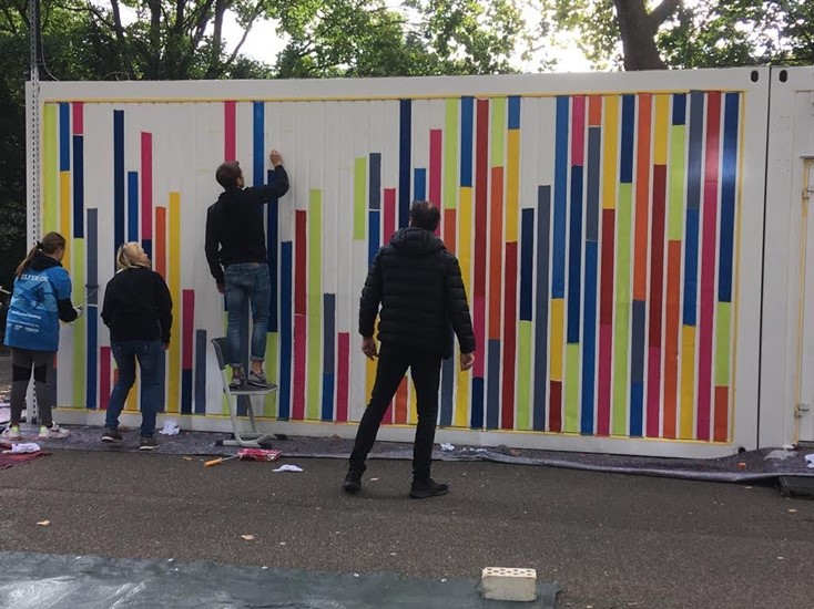 Fleißige Helferinnen und Helfer verleihen Container neuen Glanz